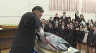 最高の思い出！卒業祝いに「マグロ解体ショー」担任の先生から生徒にプレゼント　農業実習で育てたコメと一緒にどんぶりで　長野・佐久市