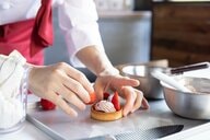 小学生の憧れの職業は男子「会社員」女子「パティシエ」に　「投資家」が高校生男子で初のランクイン