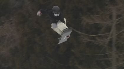 オリンピック効果も！スノーボーダーがジャンプ台で技に挑戦　3連休最終日、スキー場にぎわう　22日は今季最多の約1100人が来場　長野・山ノ内町