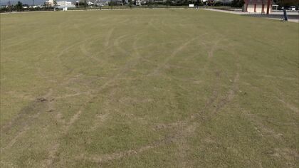 「オフロード車が蛇行」の目撃も　完成したばかりの芝生公園に“車が走った跡”10カ所…広範囲がめくれる【岐阜発】