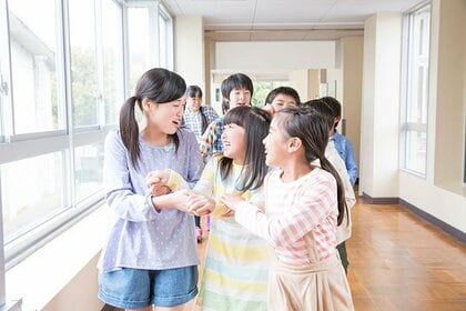 【調査結果】72%の小中学生がグループに所属。「1人が孤立」「グループ内での悪口」などの問題が起きる割合が多いのは3人グループ
