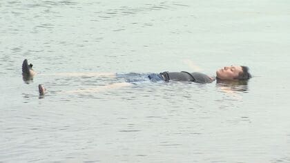 海水浴に出かける前に覚えておきたい「背浮き」の方法！海のプロに聞く溺れた時のNG行動と対処法