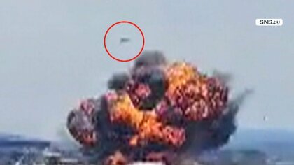 【奇跡の生還】戦闘機がアクロバット飛行中に突然墜落 パイロットは1週間前に試験飛行の動画公開も…【スペイン】