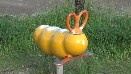 謎の「エビフライ遊具」企業直撃！実はエビではなく「ハニー」　なぜ名古屋に集中？