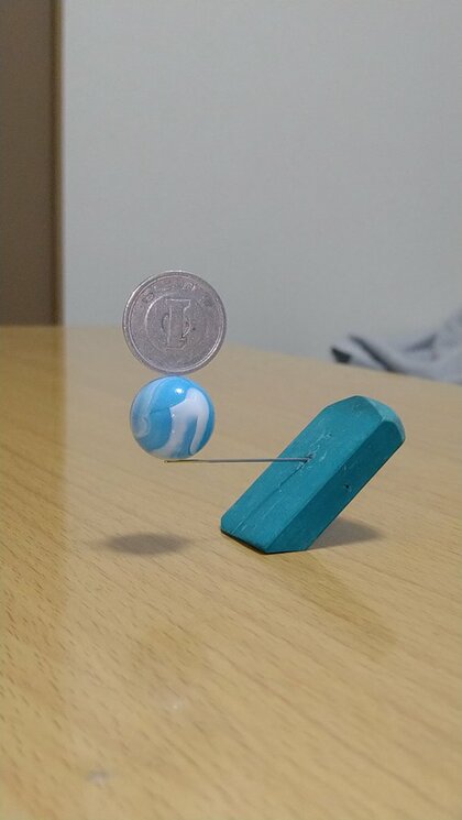 1円玉とビー玉が針の上で…“現実逃避”で作ったバランスアートが話題! 投稿者の他の作品もスゴい
