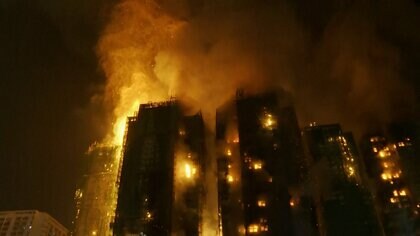 香港高層住宅火災で36人死亡279人安否不明　2000戸の32階建て住宅7棟が延焼　補修工事の竹の足場から燃え移ったか