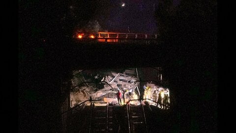 スペインでまた列車事故…崩れた壁に衝突し運転士死亡、乗客など37人負傷　2日前にも高速鉄道事故で42人死亡