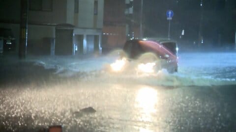 北海道各地で記録的大雨　苫小牧市などで道路冠水　回送列車が脱線し復旧めど立たず