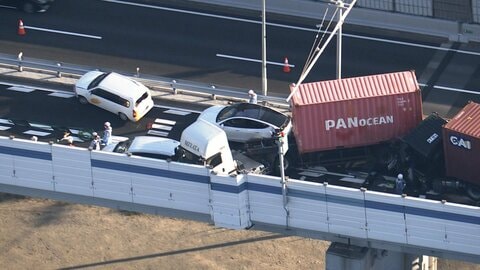 神戸市で10台絡む事故　「トレーラーが横転」と通報　車内に閉じ込められた男性1人重傷