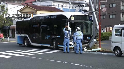 都営バス「蚊を追い払おうと」ハンドル誤り信号機に衝突　乗客の男性2人けが　東京・江戸川区