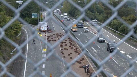 大型トラックからサツマイモ大量散乱　“大動脈”九州自動車道が一時通行止め