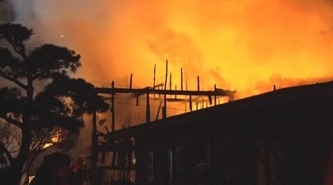 住宅3棟が焼ける火事「電気ストーブを使っていて、近くのものに火がついた」　火元の住宅の男性が顔にやけどを負い搬送