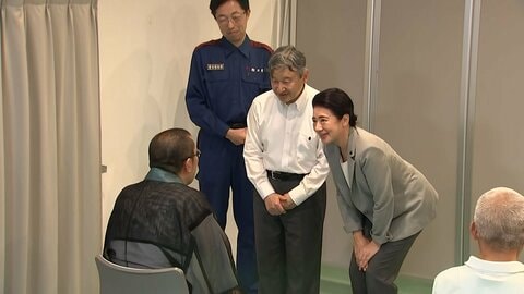 天皇皇后両陛下　熊本地震の被災地訪問終え帰京　くまモンのバッジを胸に被災者を見舞われる