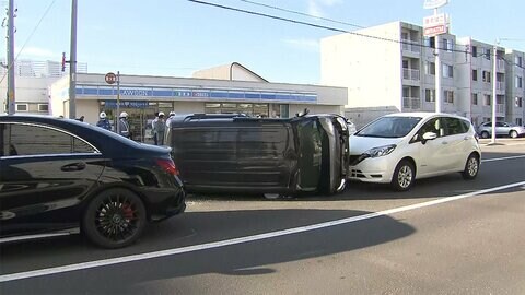 札幌 車4台多重事故 2人けが　2台が横転 交差点で衝突