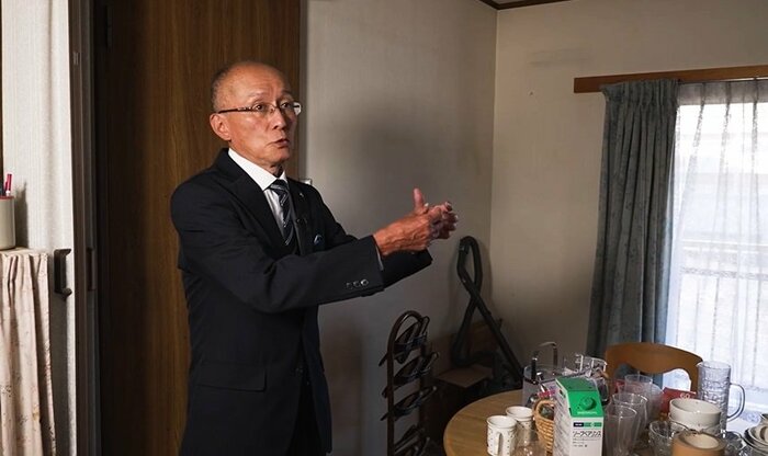妻が殺害された現場のアパートで取材に応じる遺族・高羽悟さん
