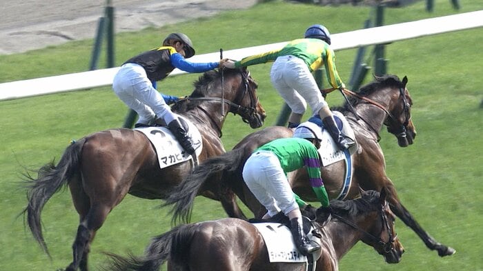 馬上で握手を交わす川田騎手とルメール騎手