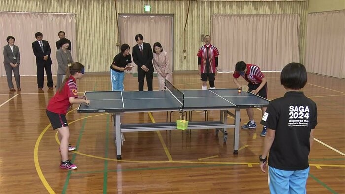 「サウンドテーブルテニス」をご覧になる秋篠宮ご夫妻