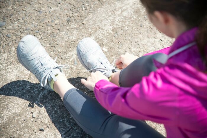 靴ひもをしっかり結ぶのが予防の第一歩（画像はイメージ）