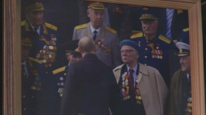 2024年の戦勝記念式典に招かれプーチン大統領(手前)と会話したトリンコフさん(右から2人目)