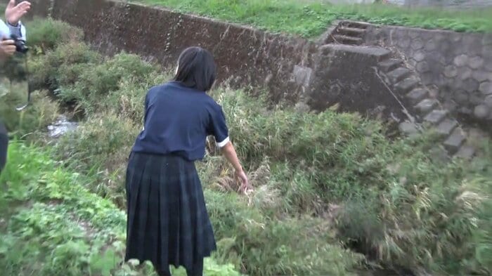 現場の状況を説明する佐藤さん