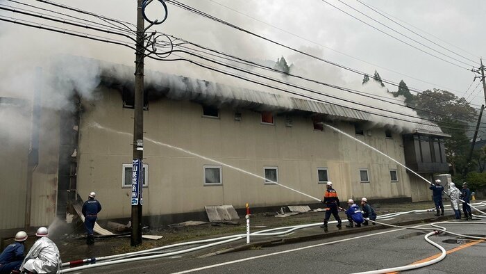 工場の真横が国道158号