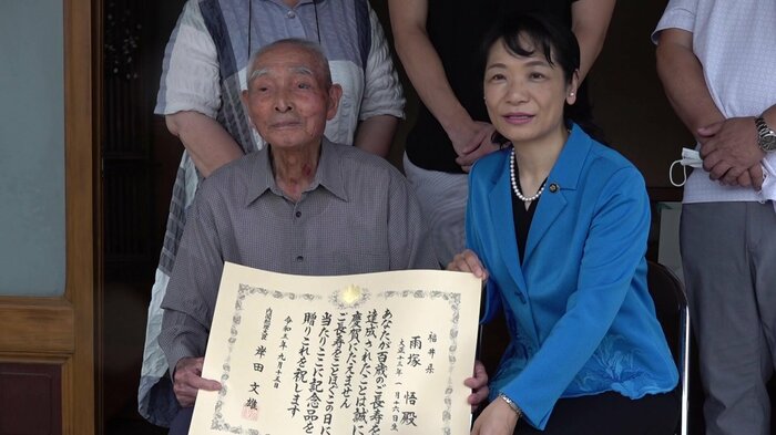 石山志保市長(右)と写真を撮る雨塚さん