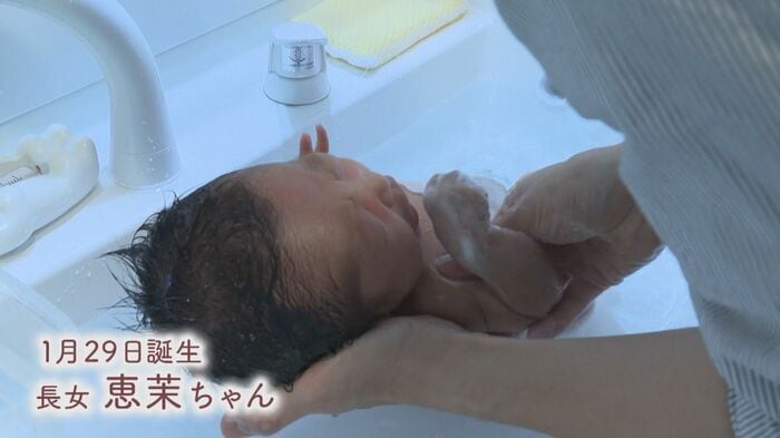 恵茉ちゃんに視線を配りながら家事を進める