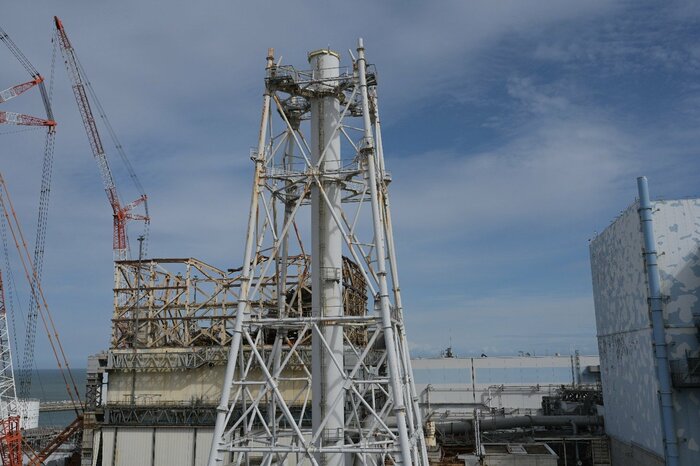半分に切断された鉄塔。奥の壊れた建屋は1号機