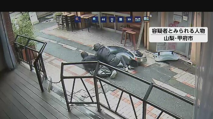 バイクで走る、容疑者とみられる2人の人物。途中で転倒し、急いでまたバイクに乗っていった