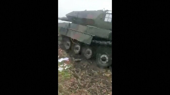 ロシア軍の攻撃で破壊されたドイツ製レオパルト2戦車。(ロシア国防省6月13日公開)