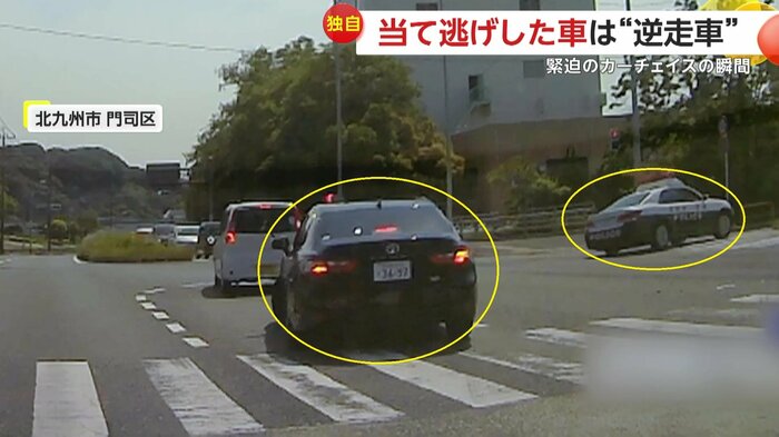 次々右折して白いバンを追跡する警察車両