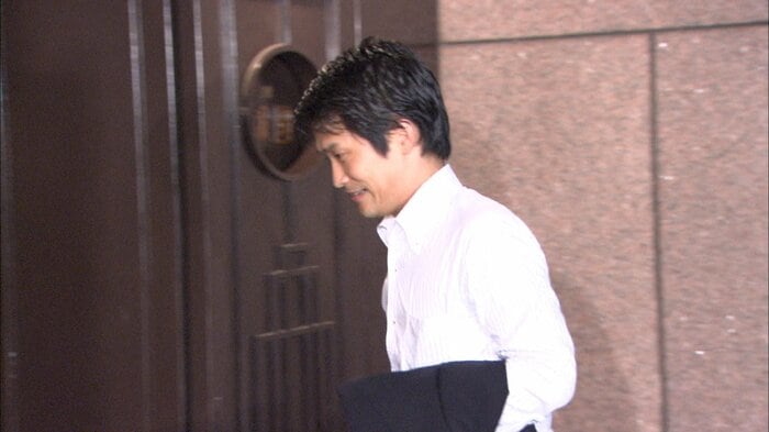 グループの会合に向かう小川氏　2010年9月