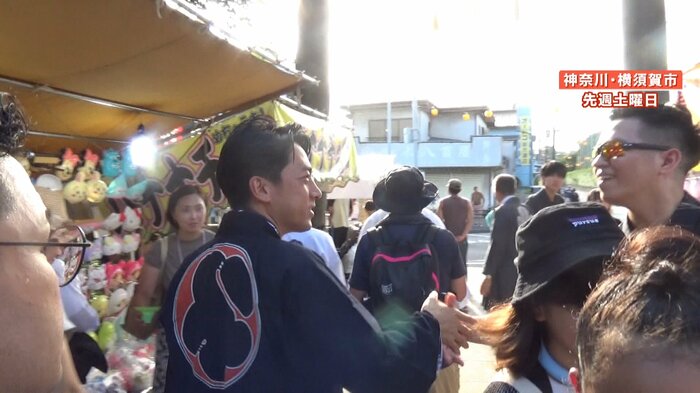 笑顔で握手する小泉氏