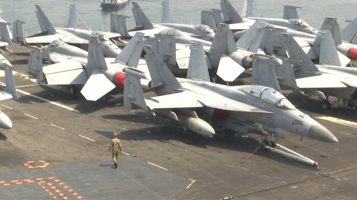 原子力空母「ロナルド・レーガン」に駐機する各種戦闘機