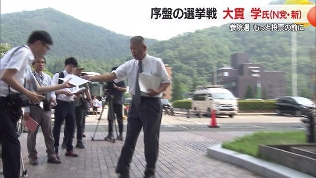 県庁前で、報道陣に向け熱く語ること40分超え