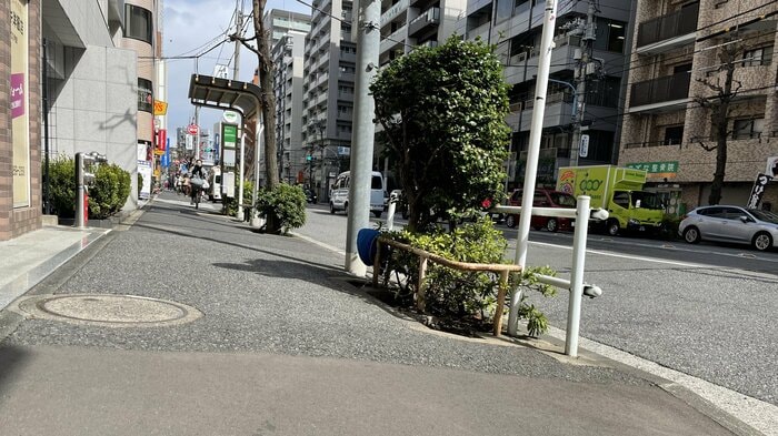 歩車道方向に向かって傾斜している歩道
