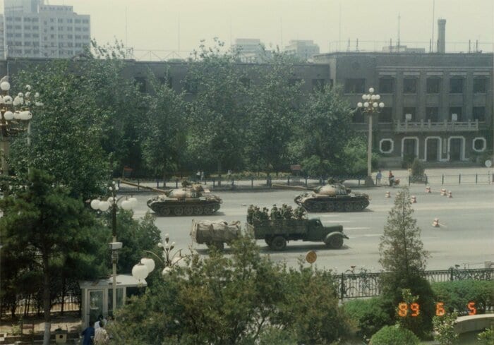 北京市の中心部を走る戦車や軍の車 1989年6月5日 撮影:尾坂氏