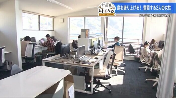 明るい陽光が差しこむ2階のオフィス