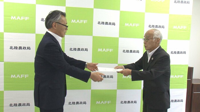 要請書を手渡す宮田会長(右)