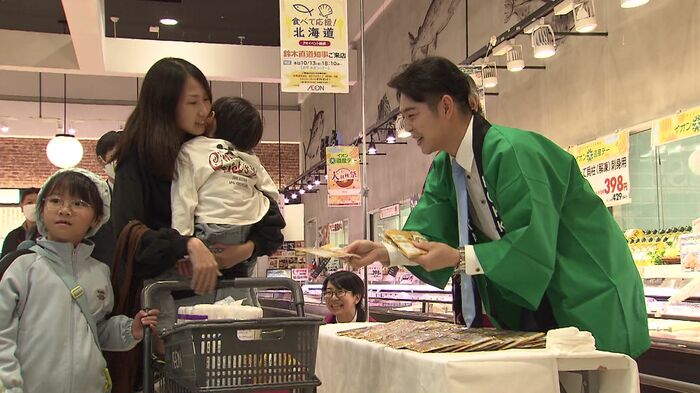 スーパーでは鈴木知事がPRし販売