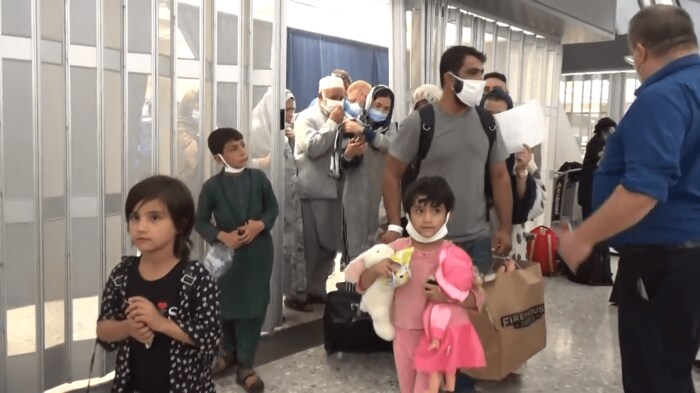 ワシントン近郊のダレス国際空港に到着したアフガニスタンから避難してきた人々(2021年8月21日)