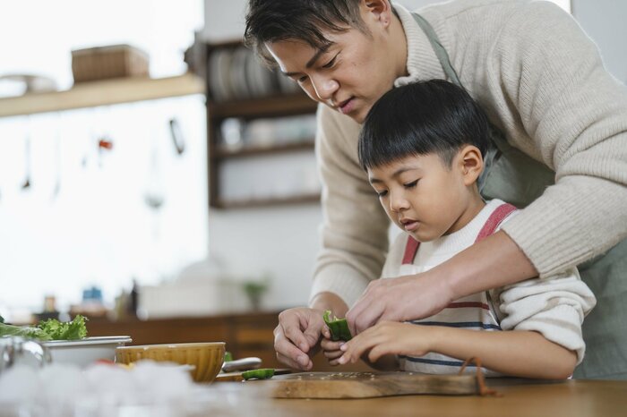 男の子も料理で幸福度アップ(画像はイメージ)