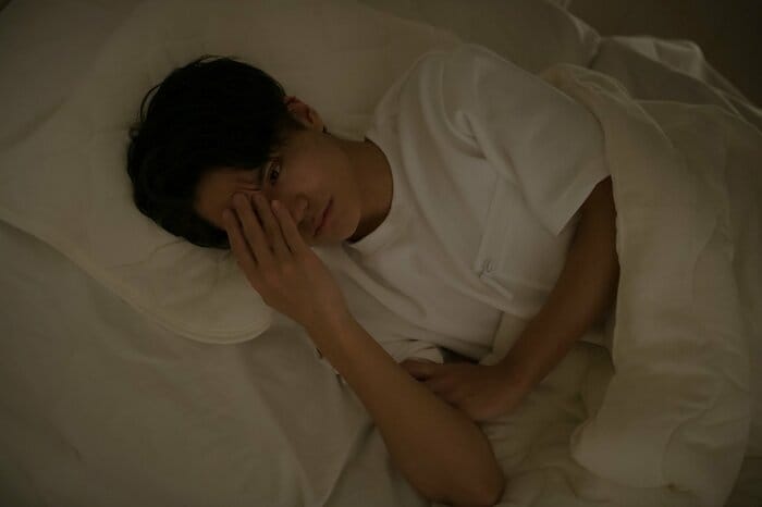 緊張の高い人は睡眠中もリラックスしていない(画像:イメージ)