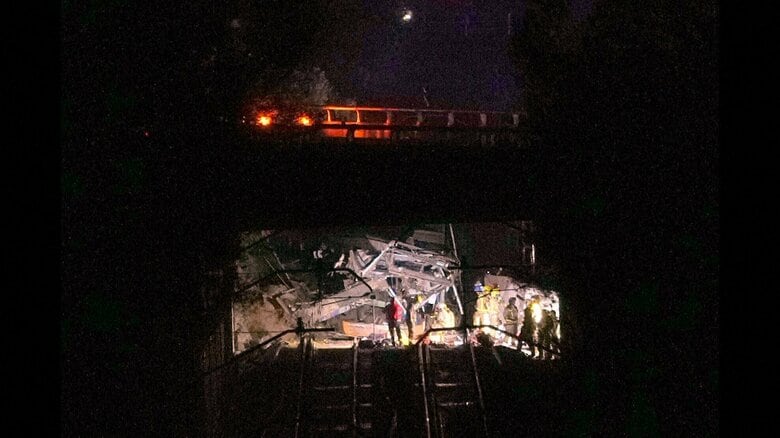 スペインでまた列車事故…崩れた壁に衝突し運転士死亡、乗客など37人負傷　2日前にも高速鉄道事故で42人死亡｜FNNプライムオンライン