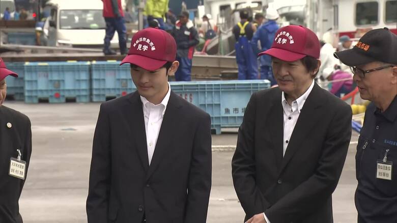 秋篠宮さまと悠仁さまが長靴姿で気仙沼漁港の魚市場を視察 「かさ上げされた場所ですね」 東日本大震災からの復興を確認|FNNプライムオンライン