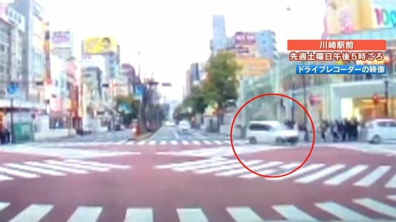 【緊迫】川崎駅近くの交差点で車が暴走し衝突　運転手は逃走…追いかける人物も  目撃者「ポールなければひかれてた」｜FNNプライムオンライン