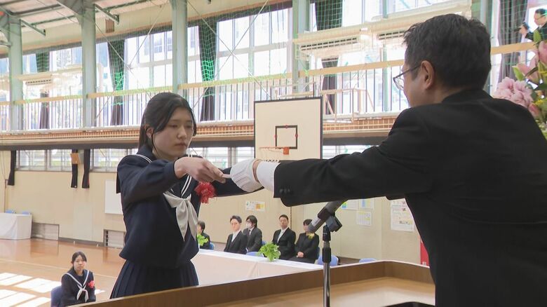 「母校がなくなるのは寂しい」過疎化で閉校する中学校で“最後の卒業式” 統合後の学区は名古屋市よりも広く｜FNNプライムオンライン