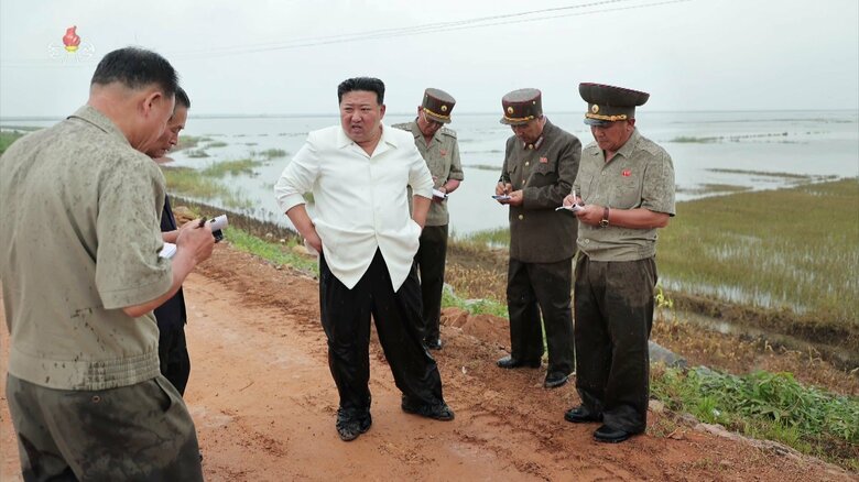 金正恩総書記「人災だ」　自ら冠水した現場に入り…首相らを批判　北朝鮮の干拓地で大規模な冠水被害　｜FNNプライムオンライン