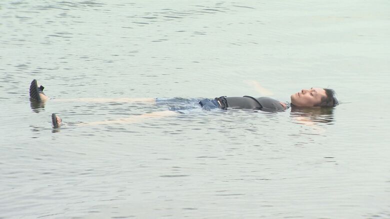 海水浴に出かける前に覚えておきたい「背浮き」の方法！海のプロに聞く溺れた時のNG行動と対処法｜FNNプライムオンライン