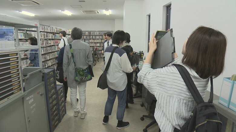 読書の秋 図書館の「裏側」が見られるツアーが人気、30人枠が半日で埋まる ツアーの全貌と読書マスターおすすめの秋の一冊|FNNプライムオンライン